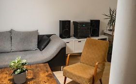 Ruhiges Apartment mit großem Balkon und Stellplatz